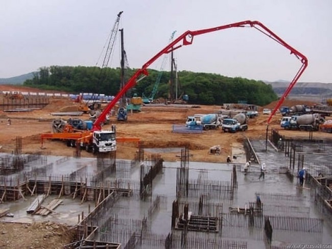 Автобетононасос с подачей смеси до 45 м